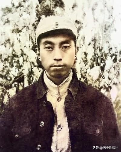 1961年，华国锋一家六口的合影，40岁的他长相周正，妻子端庄贤惠