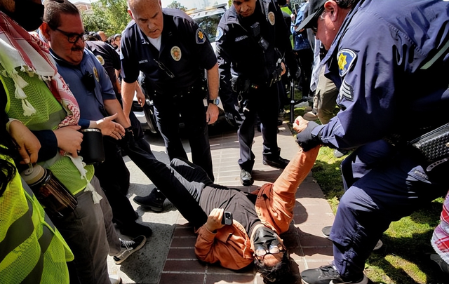 惨烈！平民被枪杀！特朗普却嫌不够狠！美国为何堕入深渊惊愕世人