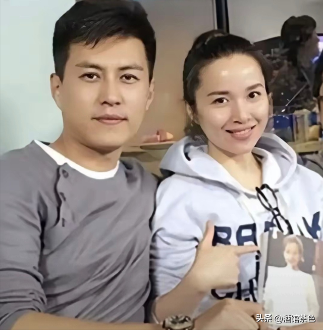 她26岁成双料影后，二婚嫁靳东高龄生下两子，今48岁美得自信从容
