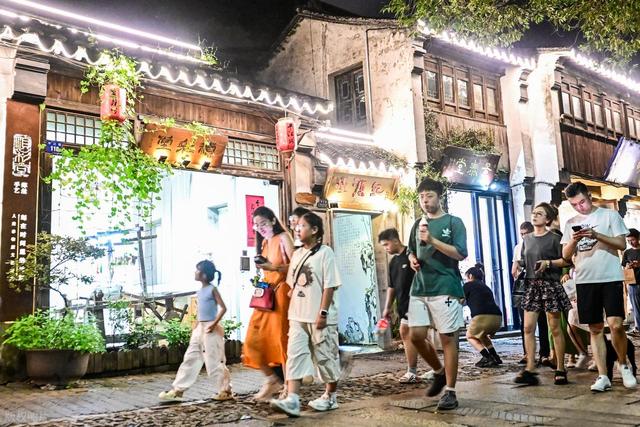 为什么很多老年人不选择自由行，而去跟团挨宰，有下面几个原因