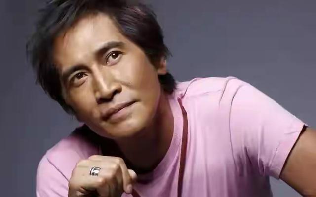 65岁齐秦现状，定居美国，娶小24岁女粉丝为妻，和11岁儿子像爷孙