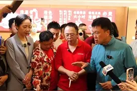 周鸿祎在荣昌接受“卤鹅哥”投喂：没想到吃饭不要钱，还不用自己动手图片