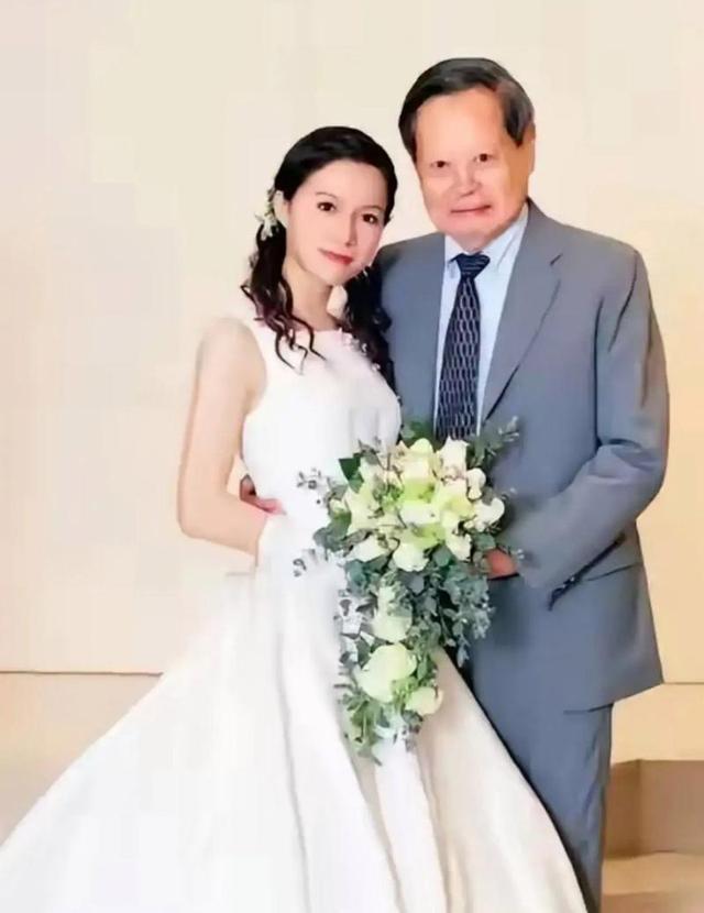 18年，杨振宁儿女从美国来看望父亲与翁帆，一家人在三峡其乐融融