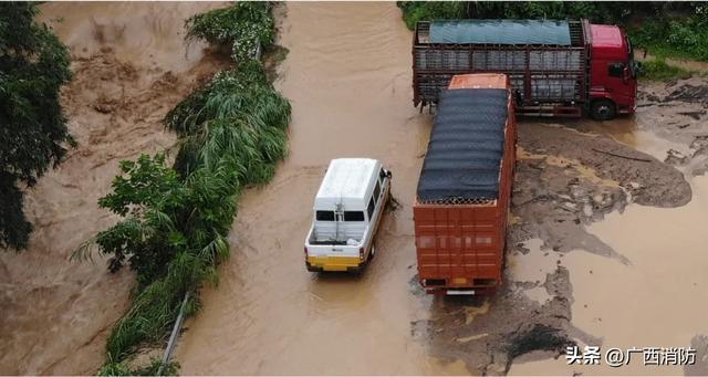 梧州河水上涨致11人被困 消防救援