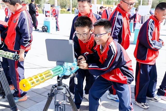“未来讲堂——走进奇幻的化学‘魔法世界’”活动在张掖成功举办