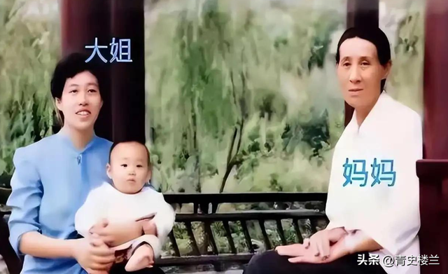 3岁丧父，吃姐姐奶水长大，成名后为8个哥姐买房，如今成全家骄傲