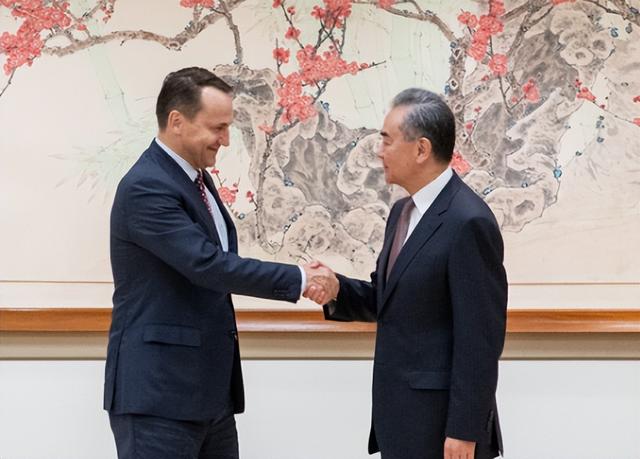 中波会晤发表共同文件，波兰承诺：确保中欧班列的安全畅通