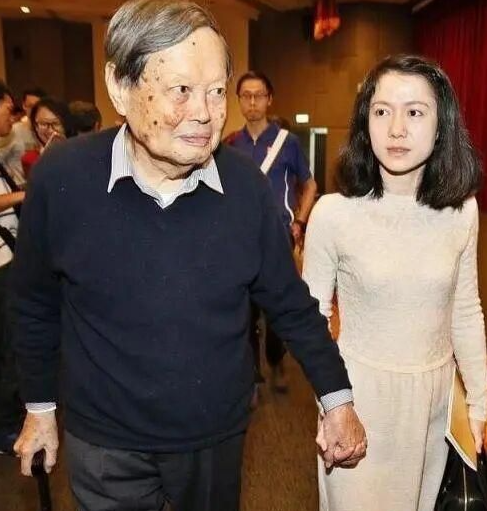 没想到	，杨振宁去世后，49岁妻子翁帆，竟因一个动作实现口碑暴涨