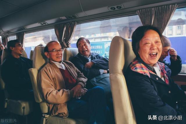 退休后出门旅游，过来人提醒：最好别自由行，体验2次你就明白了