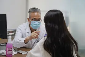 母子“贴贴”后，相继确诊！小心这种病毒→图片