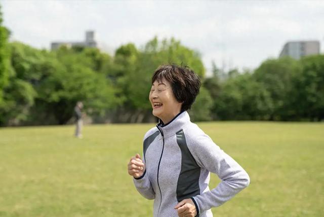 55岁大娘运动后去世，医生苦劝：不管多累，运动后这6件事别干
