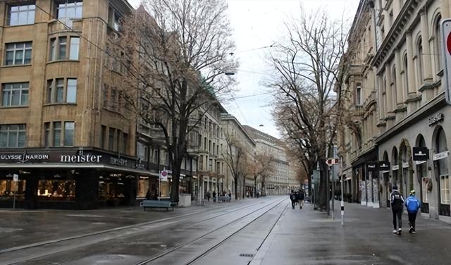 历史竟开了个玩笑：先倒下的不是乌克兰，而是百年中立的瑞士？