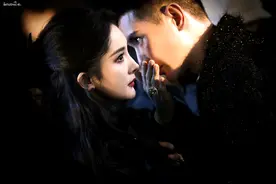 杨幂黑玫瑰酒会妆，在推杯换盏觥筹交错中给同事们亿点美貌震撼 ​图片