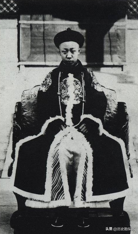 1924年溥仪被赶出紫禁城，在翊坤宫留影，寸头高筒皮靴，气质不凡