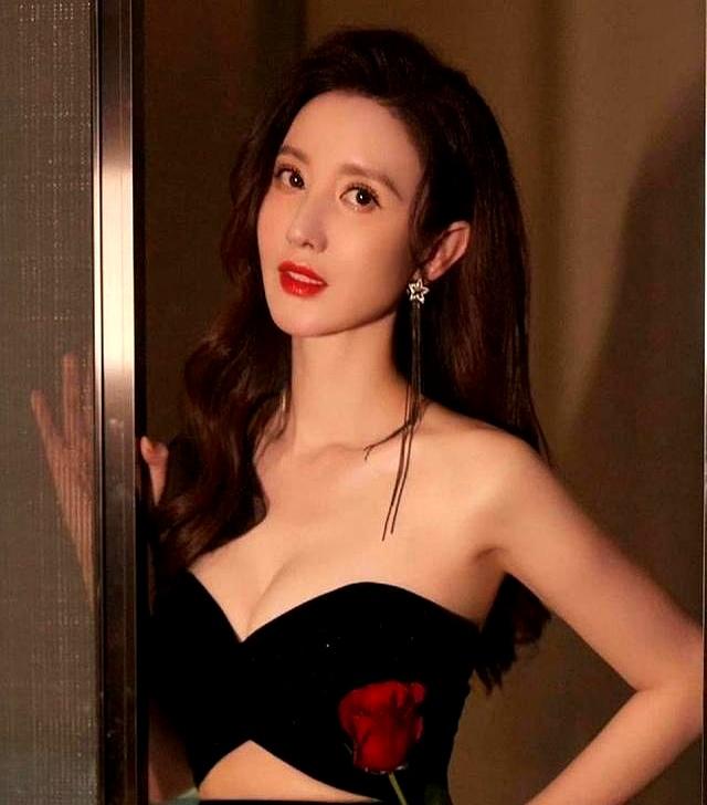 张萌，好奶好圆好嫩	，堪称“人间尤物	”这腰臀比，谁能顶得住？