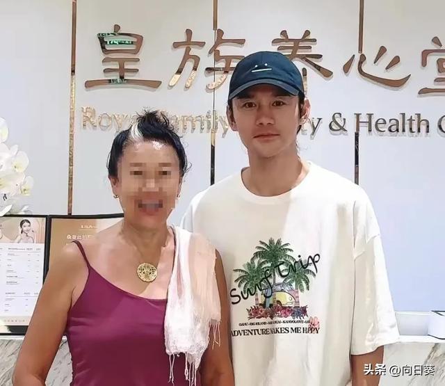 42岁王凯现身北京美容院，瘦到脱相 两臂青筋凸起 两条腿细如筷子