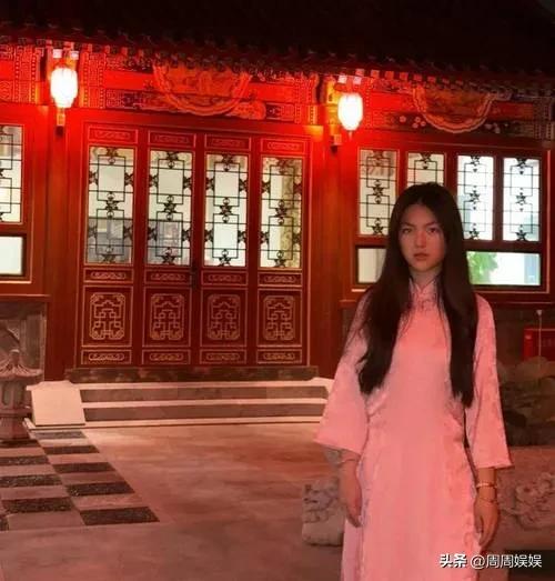 王诗龄大半夜晒北京小院，穿旗袍拍照面无表情，上演中式恐怖