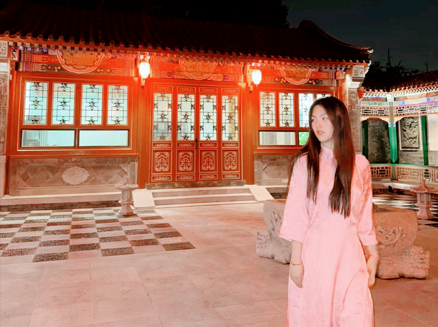 王诗龄深夜北京小院拍旗袍照，面无表情，中式恐怖感拉满引热议？