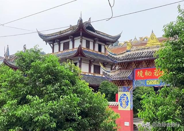 成都彭州被冷落的寺庙，殿宇壮观恢宏，位置堪称上乘，不要门票！