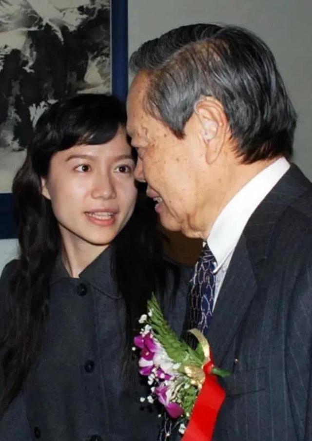 28岁就跟了82岁的杨振宁，如今21年过去，翁帆到底得到了什么？