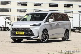 新车丨售价24.99万元起，搭载插电混动系统，别克GL8陆尚实车到店图片