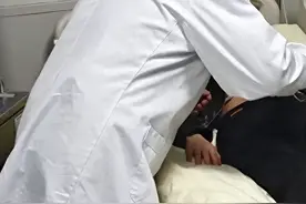 紧急！一男子被自家狗猛咬下体，内裤浸透鲜血，强忍惊恐直奔医院图片