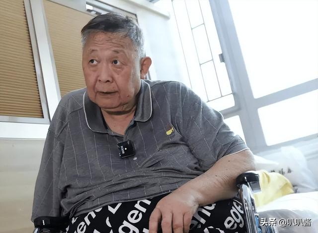 出名后出轨保姆，气死原配，如今77岁的他晚景凄凉，子女与其割席