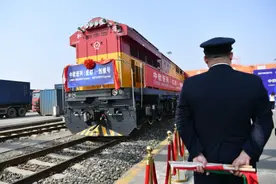 俄罗斯说卡就卡，上千集装箱被滞留，中国外贸生意，咋这么难做?图片