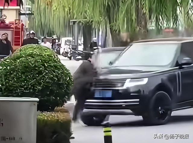 男子持刀对抗民警，被路虎司机一脚油门撞翻，现场视频曝光；警方回应：被撞男子被救护车拉走，无生命危险