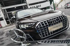 老板花220万买奥迪A8L霍希版，停车场遇奔驰迈巴赫S级，旗鼓相当图片