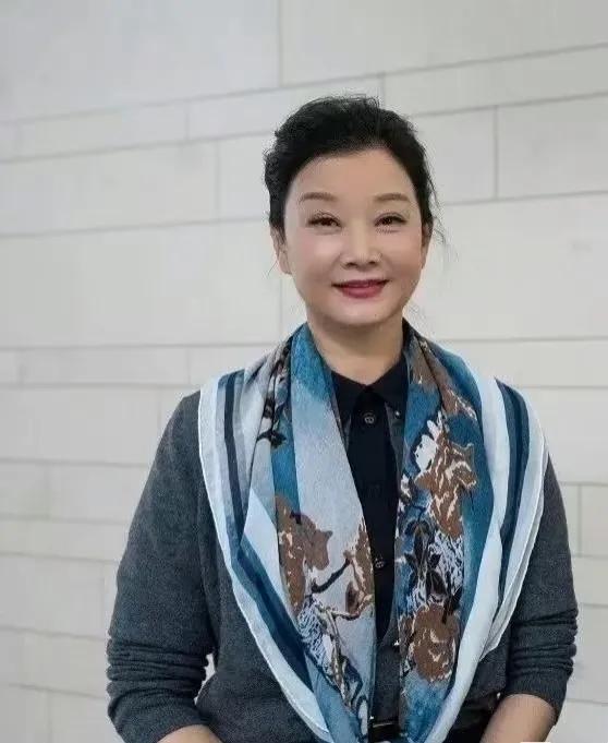 58岁宋祖英罕见露面，短发造型惊艳皮肤好，与院士同框显超然气质