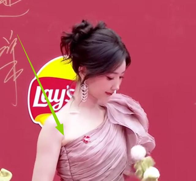 海南红毯好俗，毛晓彤挤出副乳，张萌深V不怕走光	，宋茜胸骨凸出