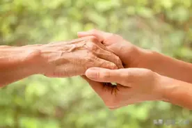 公公去世，瞒着老公偷偷回到老家，葬礼上，我跪在棺木旁泪流满面图片