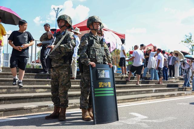 楚雄彝族自治州火把节，武警官兵保障游客平安出行