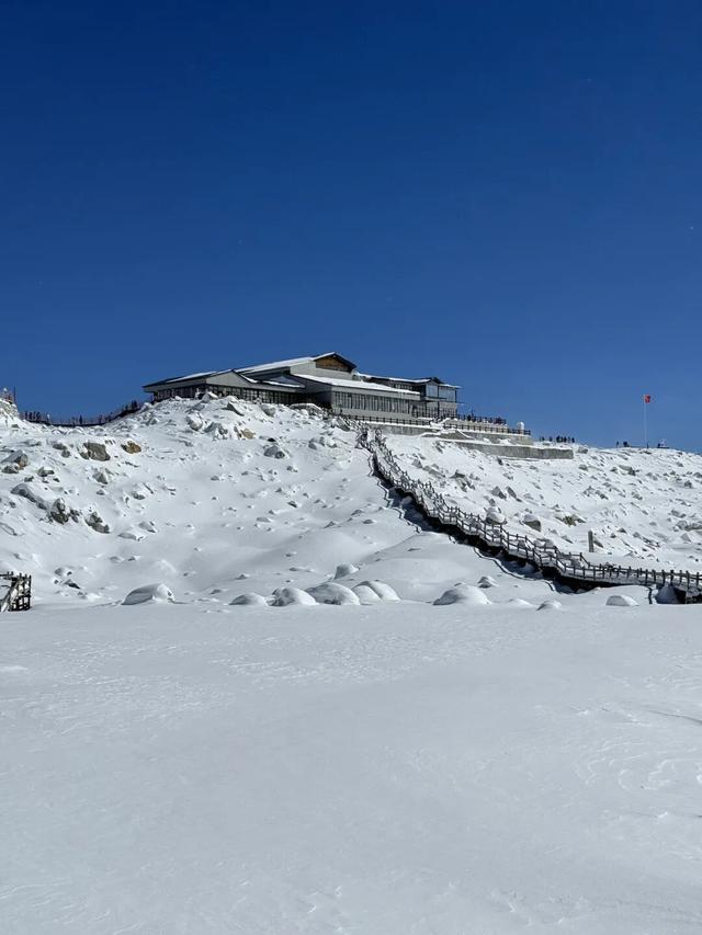 达古冰川 “季节盲盒” | 山顶雪堆成画，山下彩林留余韵