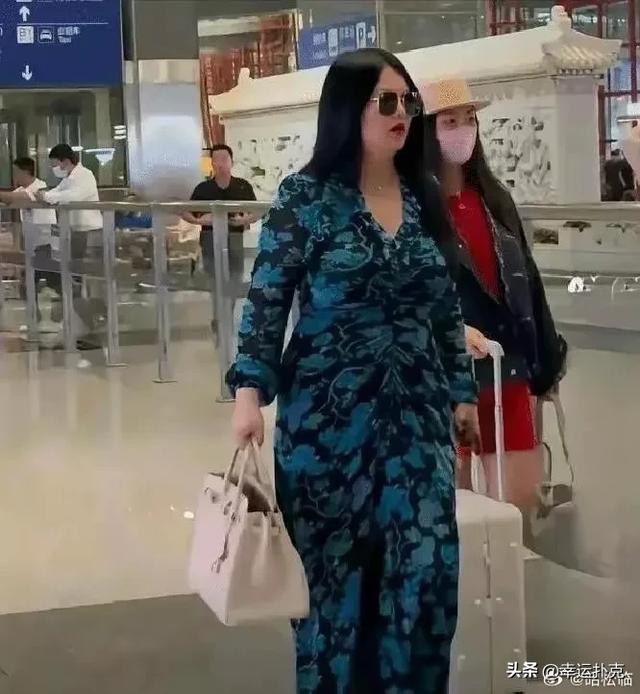 49岁李湘机场现身，200斤气场强，感觉走路肉都在颤 ​，有钱真好