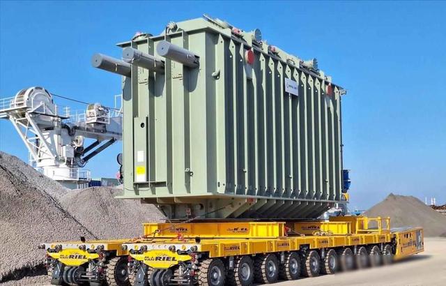 马斯克预言成真！全球抢购中国变压器，美国加税104%反被卡脖子