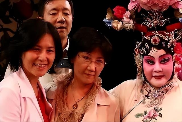 发誓永不回国？她带领30名演员选择留美，如今年过花甲归来
