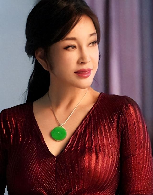 钱再多有什么用？75岁的“风流妖精”刘晓庆，已经走上另一条道路