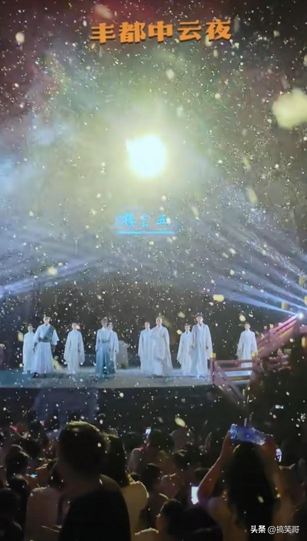 重庆丰都夜焰：千年鬼城的光影传奇。