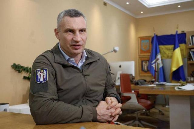 俄军再打基辅，50万人断电，普京穿着军装，对小泽发出最终警告