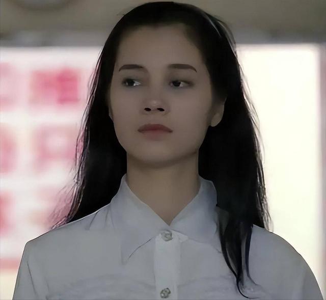 她认干爹，拍风月片，被导演霸王硬上弓，靠山去世后沦为服务员