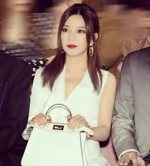 突传3个坏消息才仨月，赵薇近况曝光，一点不意外，黄晓明说得对