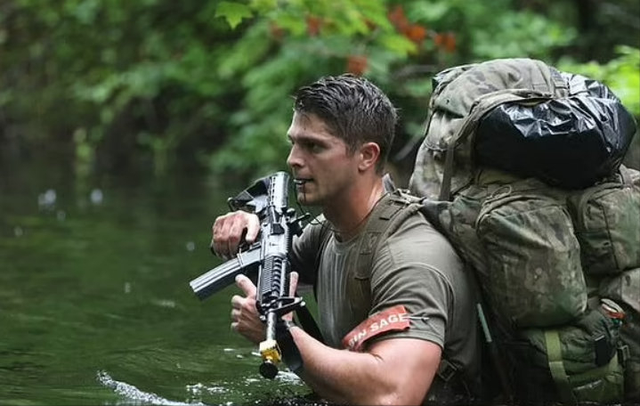 特朗普终于迈出这一步，F18“破门而入”，委内瑞拉还能撑多久？