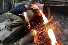 假如一个人掉进钢水里，整炉的钢水是会接着用，还是直接报废？图片