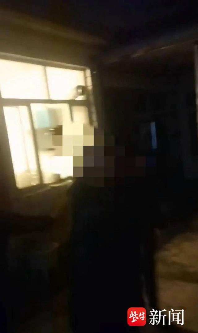 狗咬人引发血案！男子被狗咬伤后摔死狗，狗主人带亲属上门打砸遭反杀	，双方各执一词，案件一审将开庭