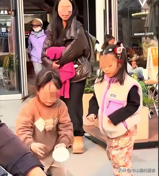 女孩打翻水杯后续：母女道歉，正脸被扒已社死	，女孩状态让人担忧