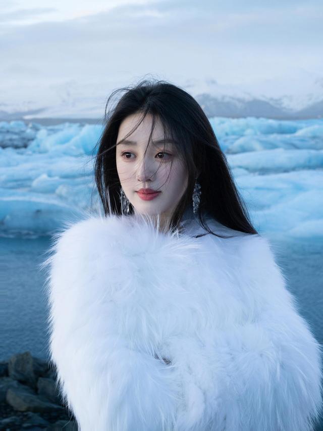 山东潍坊一校花美出圈了，五官精致，倾国倾城，美得让人移不开眼