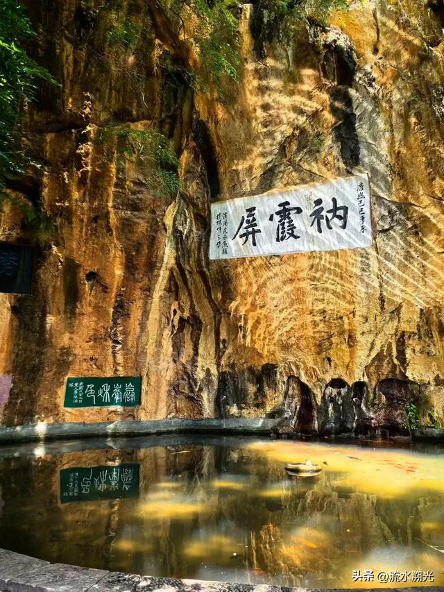 在昆明圆通寺，一堵朱墙隔开了两个世界