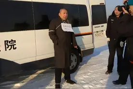 2017年，大庆死刑犯跪别老母，三岁女儿天真挥手：拜拜，爸爸图片